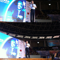 著名經(jīng)濟學(xué)家郎咸平出席珠海體育館演講大會現(xiàn)場